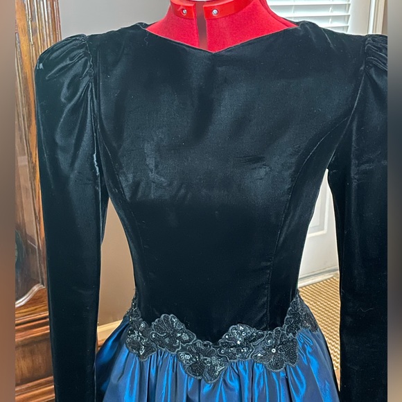 Gorgeous Midnight Blue & Black Vintage 80’s 90’s Prom Dress in good condition! - Picture 5 of 15